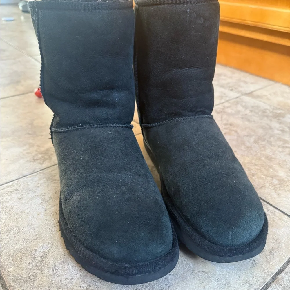 UGG Classic Short II Boot Women, Size 9 Black Breast Cancer Awareness Ribbons - Picture 5 of 6